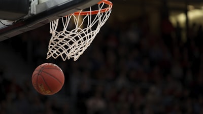 NBA篮球运动员在比赛中激烈对抗的瞬间